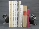 quelques livres posés sur une table