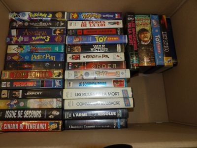 plein de jeux dans une boîte en carton posée par terre