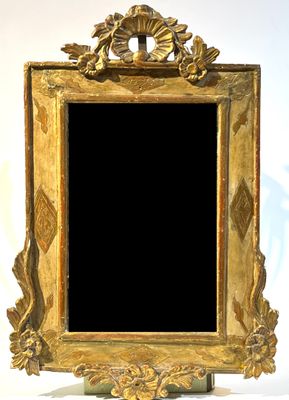 Miroir rectangulaire à fronton en bois et stuc doré à décoe …