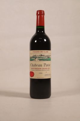 une bouteille de vin posée sur une table