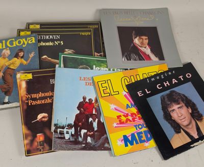 de nombreux livres de musique posés sur une table blanche
