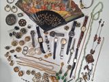 une photo montrant un assortiment d'objets posés sur une table