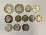 l'image d'un groupe de pièces de monnaie posées sur une surface blanche
