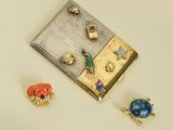 trois types différents de bijoux posés sur une surface blanche