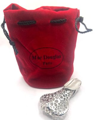 ATTRIBUE A MAC DOUGLAS - Un pendentif en métal plaqué en or blanc port - Photo 1