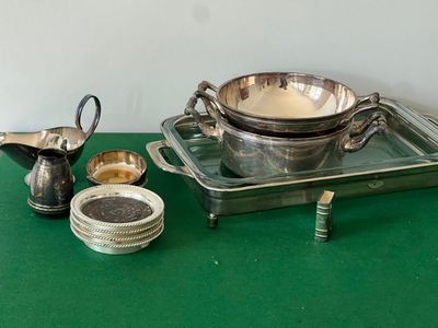une assiette en argent avec un bol en argent et une assiette en argent avec une cuillère en argent