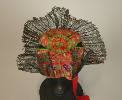 un chapeau orné d'un ruban rouge sur le dessus