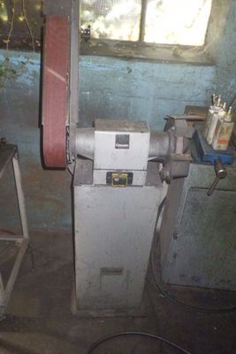 une machine qui se trouve dans le coin d'une pièce