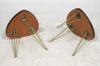 Paire de tables d'appoint à plateau triangulaire en bois nat… (photo 2)
