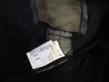 un sac noir muni d'une étiquette jaune