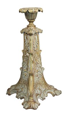 PIQUE CIERGE tripode en bronze à décor de rocaille, palmes e…