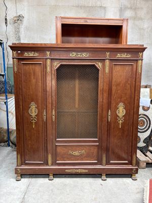une armoire en bois avec une porte vitrée au milieu