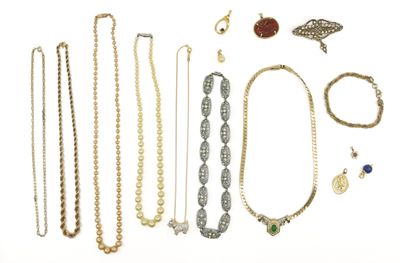 un assortiment de bijoux en or et en argent, comprenant notamment des colliers, des bagues et des boucles d'oreilles