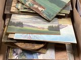 une boîte en carton contenant un assortiment de cartes postales