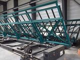 une photo d'une grande structure métallique dans un entrepôt