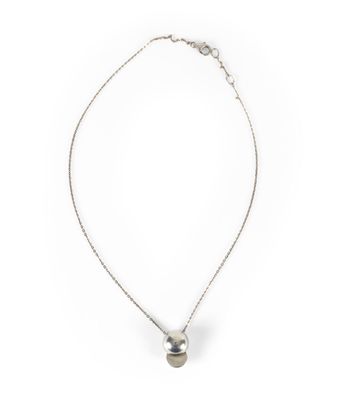 un collier composé d'une boule en argent montée sur une chaîne en argent