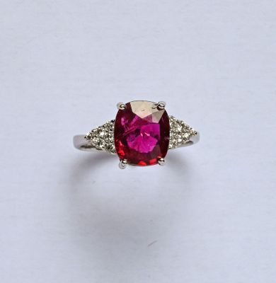 Bague en or gris 18K (750/oo) centrée d'un rubis coussin pes…