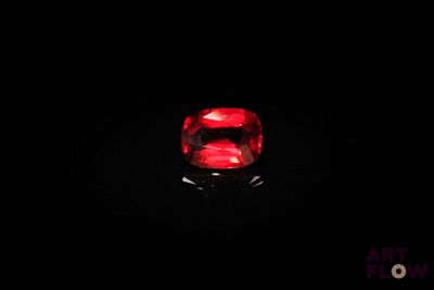un gros plan sur une lumière rouge dans l'obscurité