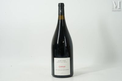 une bouteille de vin posée sur une table