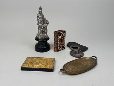 un grand nombre d'objets posés sur une table