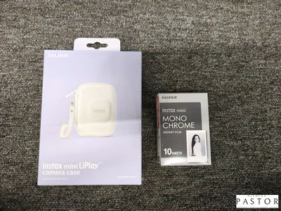 une photo montrant une boîte d'écouteurs et un chargeur posés sur un tapis
