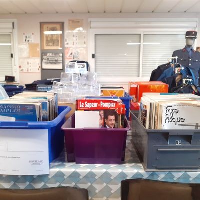 une table sur laquelle sont posés de nombreux livres