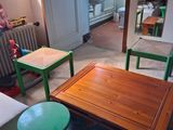 un salon équipé d'un canapé, d'une table et d'une chaise