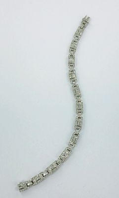 gros plan d'un bracelet en diamant sur une surface blanche
