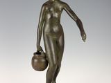 une image représentant une statue en bronze d'une femme tenant une cruche