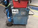 un chariot bleu sur lequel est posé un casque