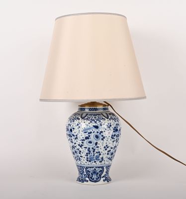 une lampe bleue et blanche avec un abat-jour beige