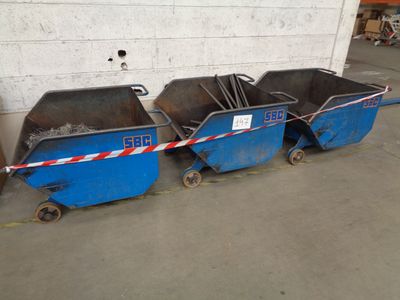 trois poubelles bleues posées les unes à côté des autres par terre