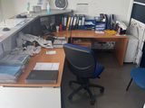 un bureau avec une chaise et un ordinateur dessus