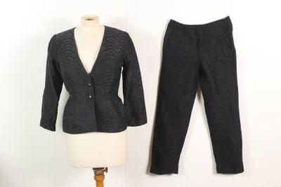 une photo d'un costume et d'un pantalon sur un mannequin