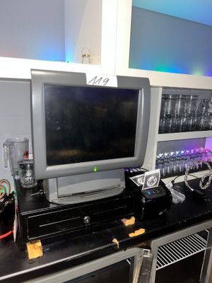 une photo d'un bureau d'ordinateur sur lequel sont posées de nombreuses bouteilles