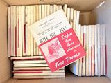 une boîte remplie de livres qui se trouvent dans une boîte