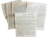 plusieurs vieilles lettres sont empilées sur une surface blanche