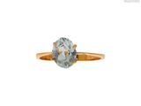 Gros plan sur une bague en or ornée d'une topaze bleue