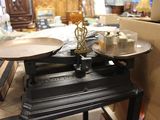 une photo d'une balance posée sur une table
