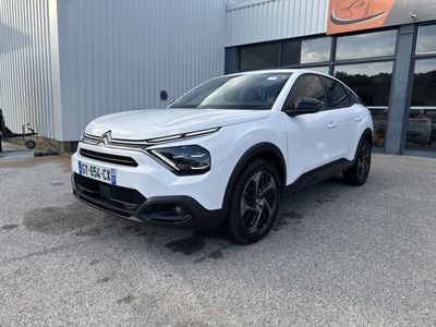 un 4x4 blanc garé devant un bâtiment