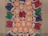 une exposition de petites figurines représentant des personnes disposées en cercle