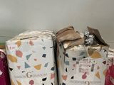 de nombreuses boîtes de papier toilette posées par terre