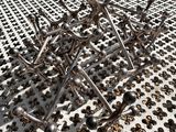 beaucoup de vis qui traînent sur une table