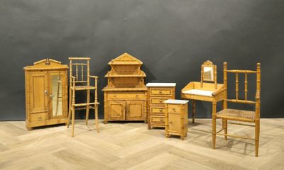 quatre meubles posés sur un parquet