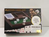 un jeu de cartes et des dés posés sur la table