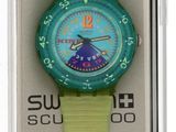 une montre verte et rose avec un bracelet jaune