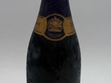 l'image d'une bouteille de vin portant une étiquette