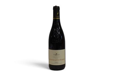 une bouteille de vin posée sur une surface blanche