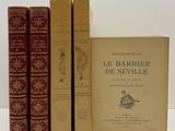 trois livres posés sur une table blanche, l'un à côté de l'autre