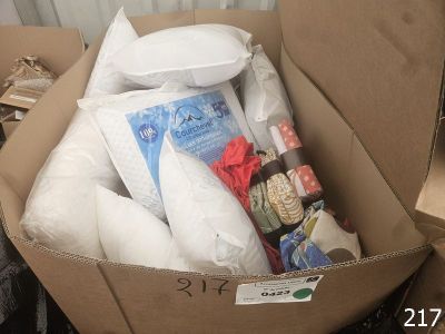une boîte en carton remplie d'objets qui s'y trouvent